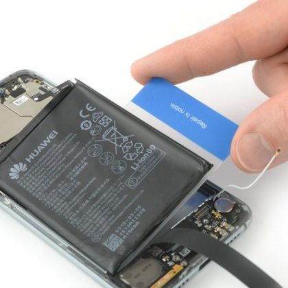 لبه راست باتری را اهرم کنید