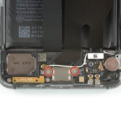 پیچ های بورد شارژ را باز کنید