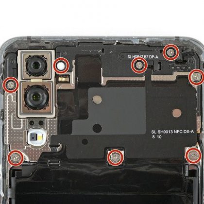 پیچ های کاور مادربورد را باز کنید