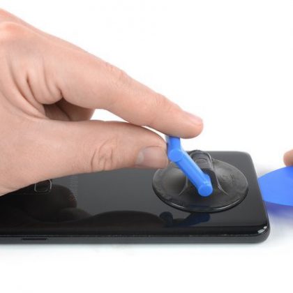 کاپ مکش را وصل کنید و بین قاب پشت و فریم یک شکاف کوچک ایجاد کنید.