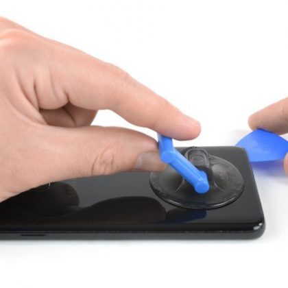 کاپ مکش را وصل کنید و بین قاب پشت و فریم یک شکاف کوچک ایجاد کنید.