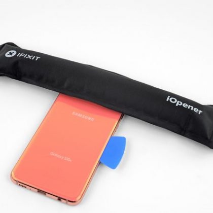 لبه بالای گوشی را حرارت دهید