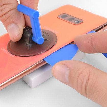 کاردک را فرو کنید تا مانع از چسبیدن دوباره قاب شود