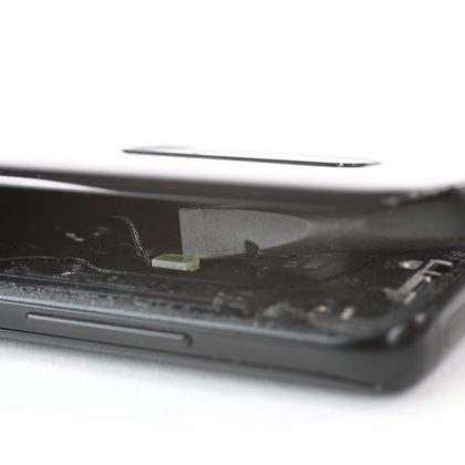 سمتی از گلس پشت که در آن دکمه تغییر حجم صدا واقع شده است را بلند کنید