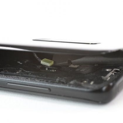 سمتی از گلس پشت که در آن دکمه تغییر حجم صدا واقع شده است را بلند کنید