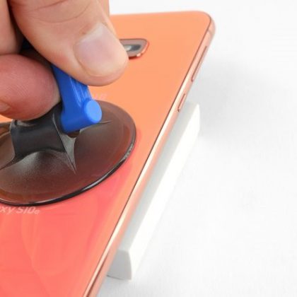 شکاف کوچکی ایجاد کنید در سامسونگ گلکسی S10e