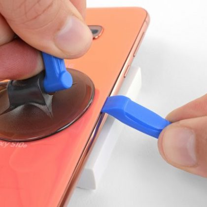 شکاف کوچکی ایجاد کنید در سامسونگ گلکسی S10e