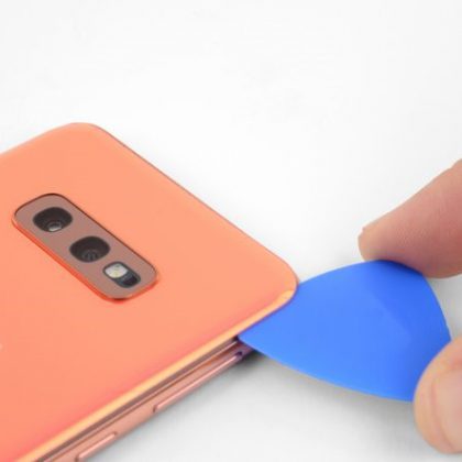 کاردک را در نزدیکی لبه بالا گوشه راست گوشی قرار دهید و بکشید