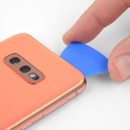 کاردک را در نزدیکی لبه بالا گوشه راست گوشی قرار دهید و بکشید