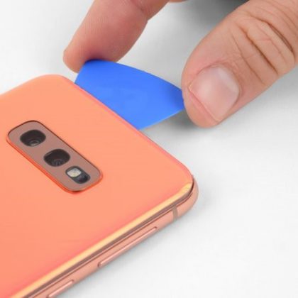 کاردک را در نزدیکی لبه بالا گوشه راست گوشی قرار دهید و بکشید