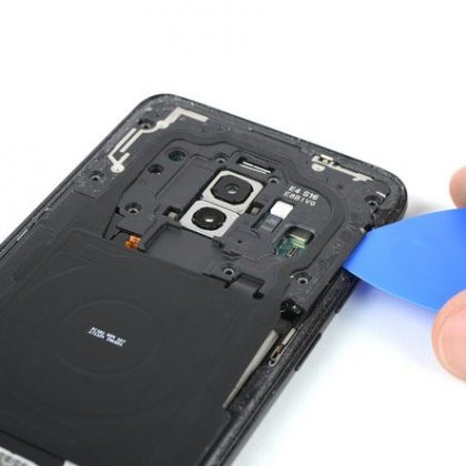 کاور پلاستیکی که شامل آنتن NFC و سیم پیچ شارژ را اهرم کنید