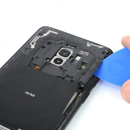 کاور پلاستیکی که شامل آنتن NFC و سیم پیچ شارژ را اهرم کنید