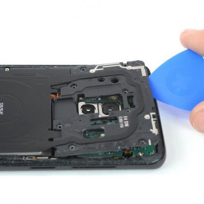 کاور پلاستیکی که شامل آنتن NFC و سیم پیچ شارژ را اهرم کنید