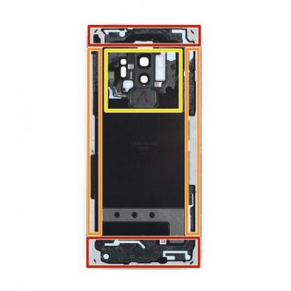 تمام چسب های نگهدارنده قاب پشت را جدا کنید در سامسونگ گلکسی S9 Plus