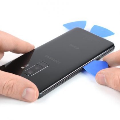 چسب در امتداد سمت چپ گوشی را جدا کنید