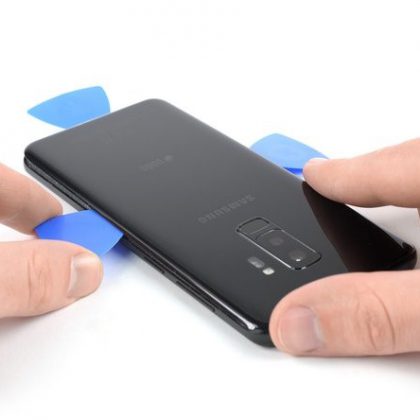 چسب در امتداد سمت چپ گوشی را جدا کنید