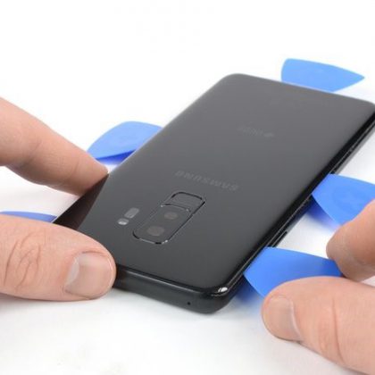 چسب در گوشه راست و بالای گوشی را جدا کنید