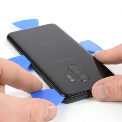 چسب در گوشه راست و بالای گوشی را جدا کنید.