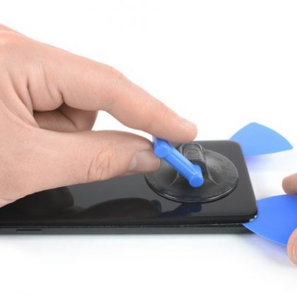 چسب پایین گوشی را جدا کنید.