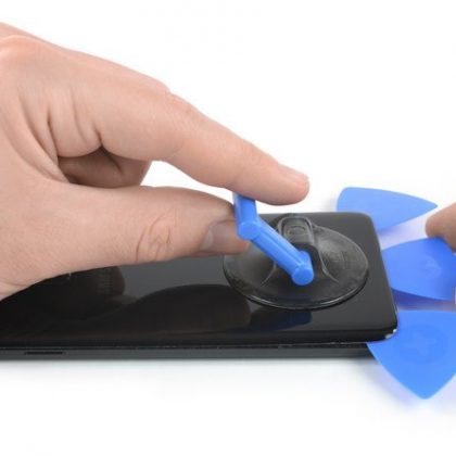 چسب پایین گوشی را جدا کنید.