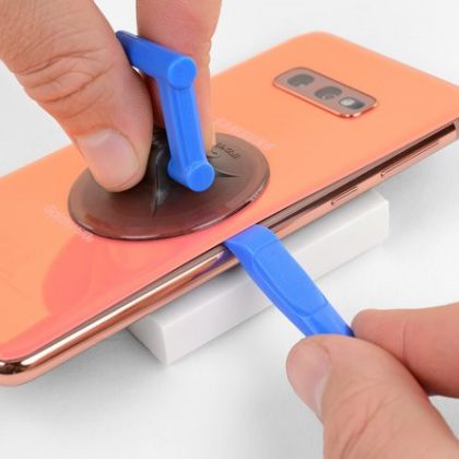 تمام چسب های نگهدارنده قاب پشت در لبه راست گوشی را جدا کنید