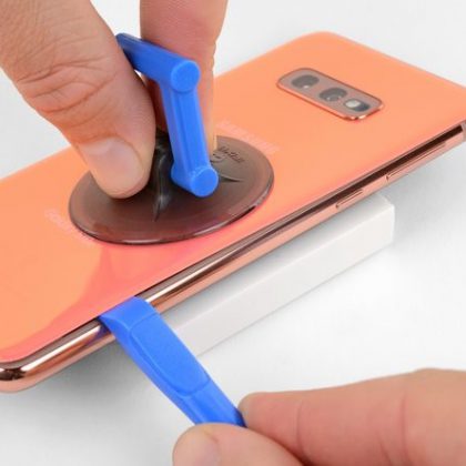 تمام چسب های نگهدارنده قاب پشت در لبه راست گوشی را جدا کنید