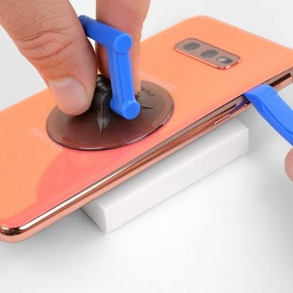 تمام چسب های نگهدارنده قاب پشت در لبه راست گوشی را جدا کنید