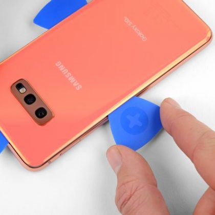 تمام چسب های سمت چپ گوشی را جدا کنید.