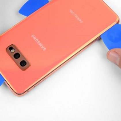 تمام چسب های سمت چپ گوشی را جدا کنید.