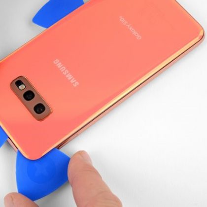 تمام چسب های سمت چپ گوشی را جدا کنید.