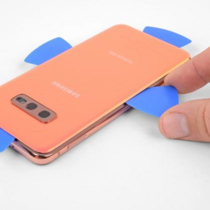 قاب پشت را بردارید در سامسونگ گلکسی S10e