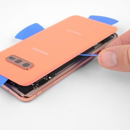 قاب پشت را بردارید در سامسونگ گلکسی S10e