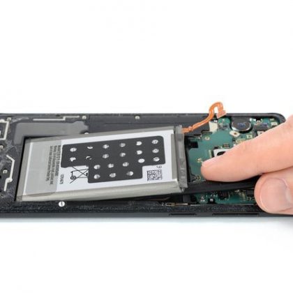 گوشه راست بالای باتری را اهرم کنید