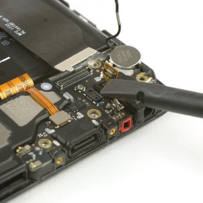 کابل جک هدفون و کابل منعطف بلندگو را جدا کنید