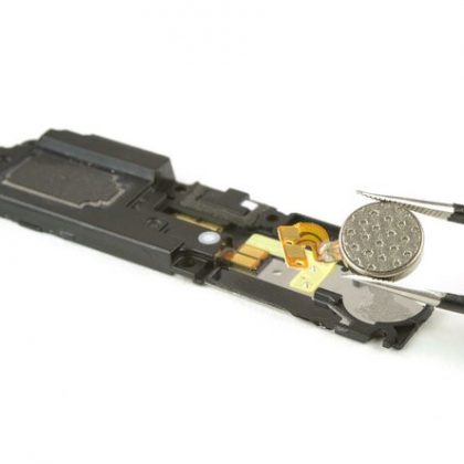 چسب زیر موتور ویبره را حرارت داده شل کنید.