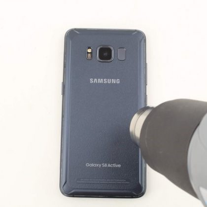 قسمت پشت دستگاه را حرارت دهید و چسب های قاب پشت را شل کنید