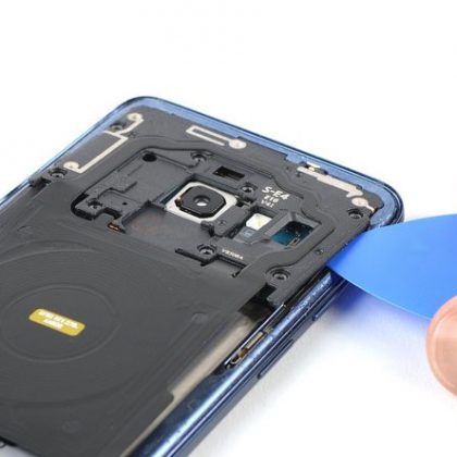 کاور پلاستیکی که شامل آنتن NFC و سیم پیچ شارژ را اهرم کنید