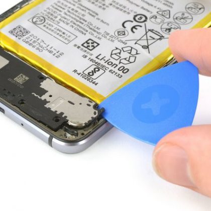 لبه راست بلندگو را اهرم کنید