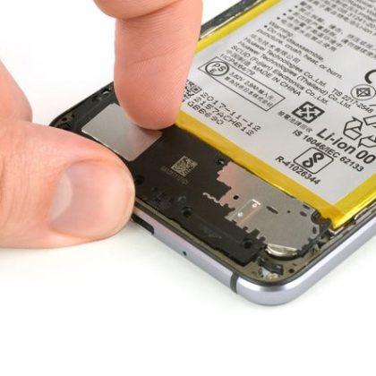 لبه راست بلندگو را اهرم کنید