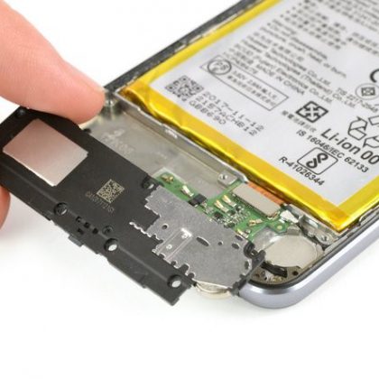 لبه راست بلندگو را اهرم کنید