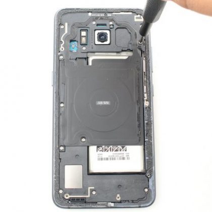 پیچ های نگهدارنده آنتن NFC را باز کنید پیچ های نگهدارنده آنتن NFC را باز کنید