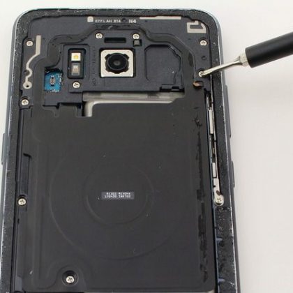 پیچ های نگهدارنده آنتن NFC را باز کنید پیچ های نگهدارنده آنتن NFC را باز کنید