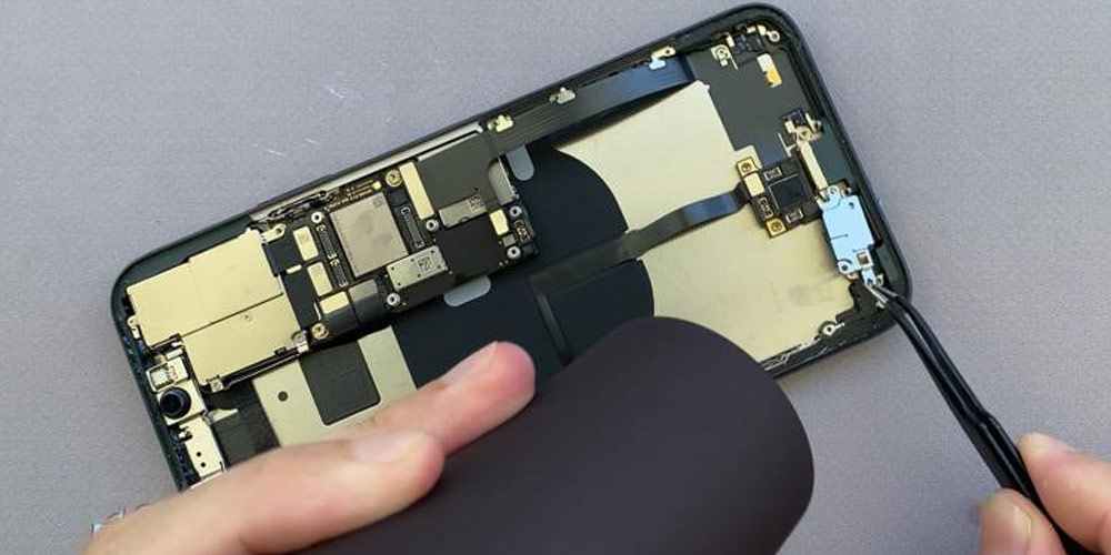 موبایل باز شده است و قطعات برای تعویض قاب iPhone 11 Pro Max جدا می شوند