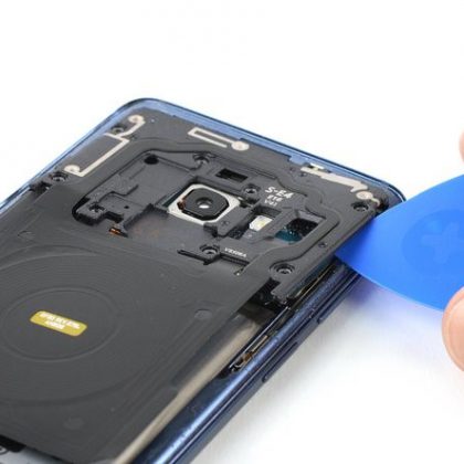کاور پلاستیکی که شامل آنتن NFC و سیم پیچ شارژ را اهرم کنید