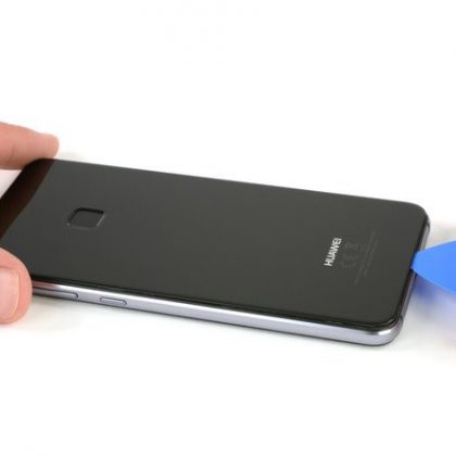 چسب دور تا دور قاب پشت را جدا کنید