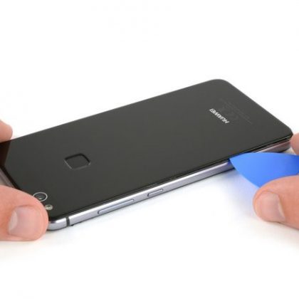 چسب دور تا دور قاب پشت را جدا کنید