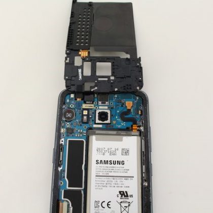 آنتن NFC و مجموعه کویل شارژ را بردارید آنتن NFC و مجموعه کویل شارژ را بردارید