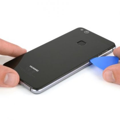 قاب پشت را از روی گوشی جدا کنید