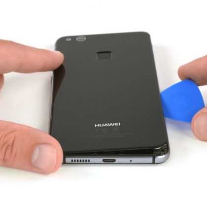 قاب پشت را از روی گوشی جدا کنید