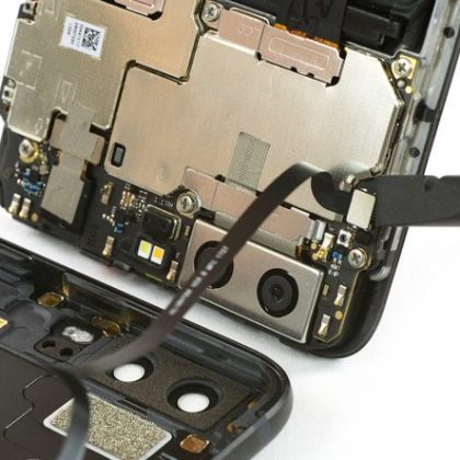 قاب پشت را از روی گوشی جدا کنید